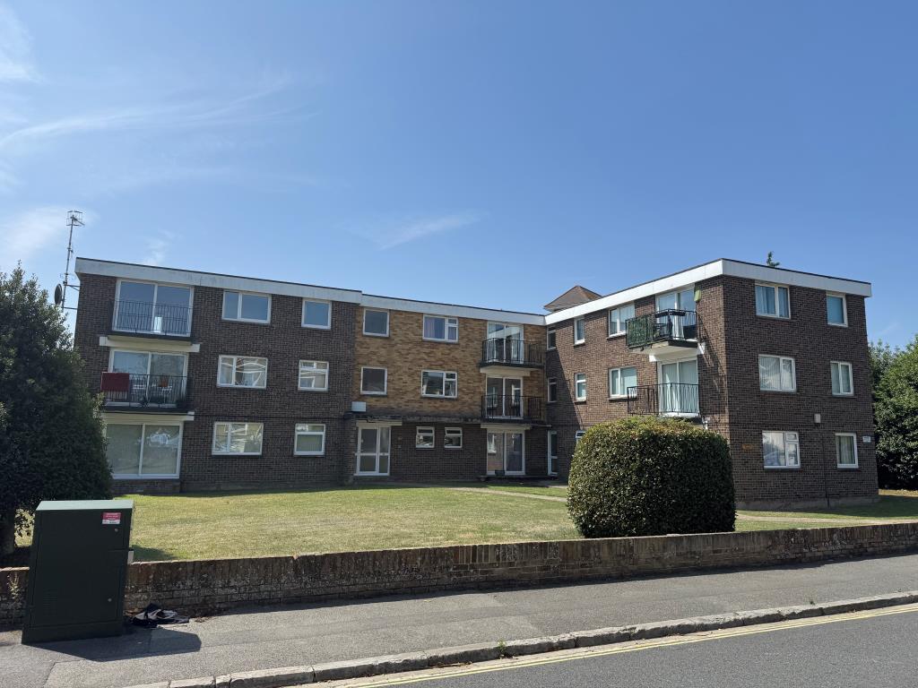 Lot: 168 - TWO-BEDROOM FLAT WITH GARAGE CLOSE TO THE SEAFRONT - View of block